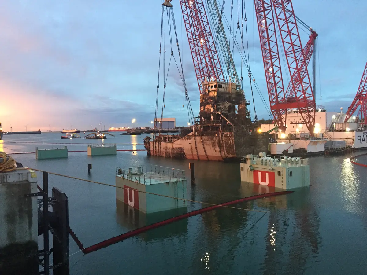 Submersible barge operation for wreck removal J.J. Ugland Construction